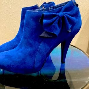 7.5 medium, blue suede ankle boots